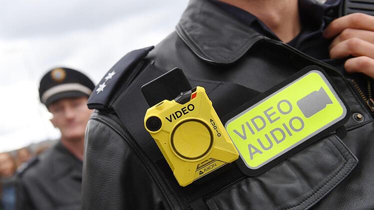 Die kleinen Kameras können leicht am Körper getragen werden. Sie sollen einer  neutralen Aufzeichnung von Vorfällen dienen.Tobias Hase/dpa