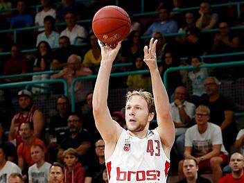 Christian Sengfelder, hier beim Test gegen Teks&uuml;t Bandirma in Aktion,  war mit 15 Punkten wieder einmal bester Bamberger Werfer. Foto: Daniel L&ouml;b