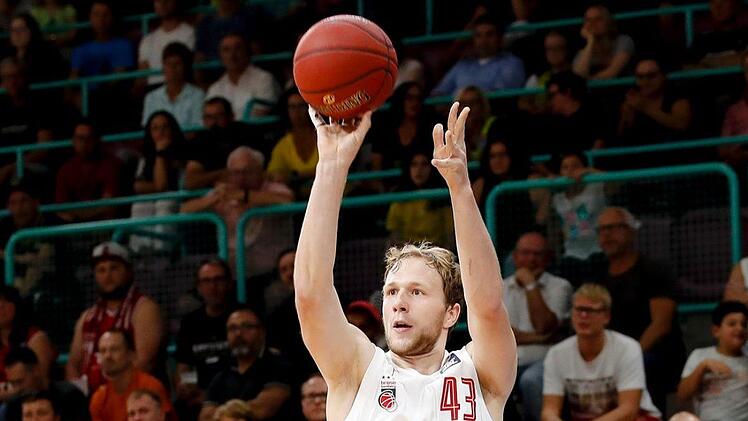 Christian Sengfelder, hier beim Test gegen Teks&uuml;t Bandirma in Aktion,  war mit 15 Punkten wieder einmal bester Bamberger Werfer. Foto: Daniel L&ouml;b