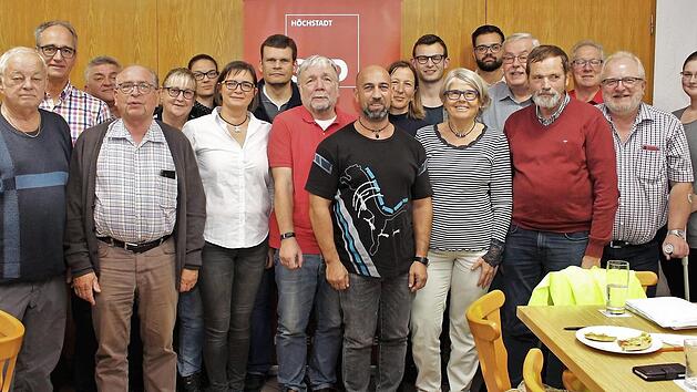 Mit Urgestein Paul Neud&ouml;rfer (l.) auf dem letzten und Mechthild Weishaar-Glab auf dem ersten Listenplatz geht die H&ouml;chstadter SPD in die Stadtratswahl. Foto: Evi Seeger