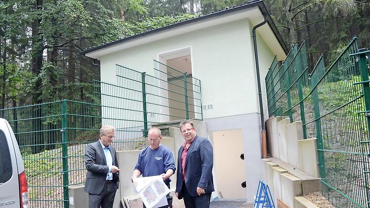 Bürgermeister Rainer Detsch (links) und Geschäftsleiter Rainer Förtsch (rechts) lassen sich von Wassermeister Werner Löffler den neuesten Stand der Sanierung des Hochbehälters für die Trinkwasseraufbereitung Haig erörtern. Jetzt geht´s im Innenbereich an die elektronische Ausstattung. Foto: K.-H. Hofmann