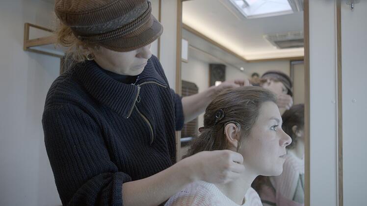 Schauspielerin Athena Lange wird f&uuml;r einen Filmdreh fertig gemacht.