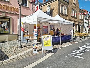 Das Gesundheitsamt Ha&szlig;berge beteiligt sich an der Ha&szlig;furter Langen Nacht am 3. Juli. Unser Bild zeigt den Stand der Kontakt- und Informationsstelle f&uuml;r Selbsthilfe, die sich schon im vergangenen Jahr an der Veranstaltung beteiligt hat.