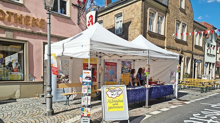 Das Gesundheitsamt Ha&szlig;berge beteiligt sich an der Ha&szlig;furter Langen Nacht am 3. Juli. Unser Bild zeigt den Stand der Kontakt- und Informationsstelle f&uuml;r Selbsthilfe, die sich schon im vergangenen Jahr an der Veranstaltung beteiligt hat.