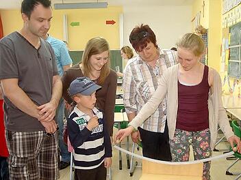 In der Grundschule Einberg-Rödental gehen kleine und große Forscher naturwissenschaftlichen und technischen Phänomen auf den Grund (von links): Waldemar Simon, Luis Simon, Christine Bosch, Ingrid Herpich und Emily beim "Galilei"-Versuch. Fotos: Gabi Arnold