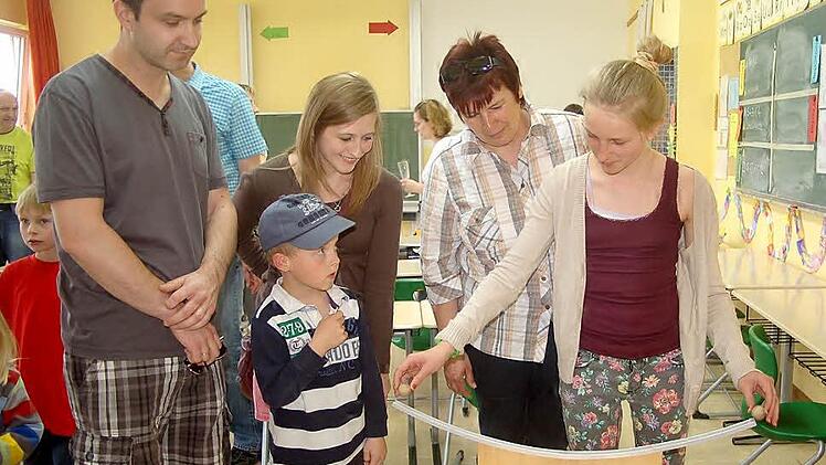 In der Grundschule Einberg-Rödental gehen kleine und große Forscher naturwissenschaftlichen und technischen Phänomen auf den Grund (von links): Waldemar Simon, Luis Simon, Christine Bosch, Ingrid Herpich und Emily beim "Galilei"-Versuch. Fotos: Gabi Arnold