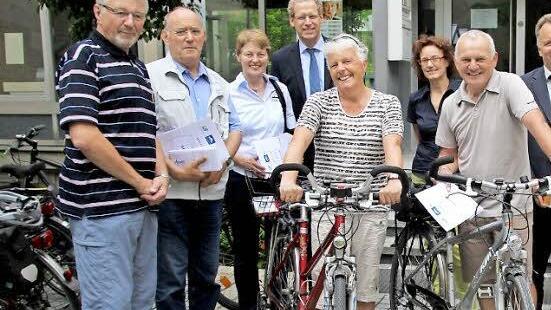 Bei der Preisübergabe von links: Erwin Piniek, Lothar Rösner von der ev.-luth. Kirchengemeinde, Heike Witthus vom Team Tanzsport, Bürgermeister German Hacker, Dagmar Wegmann, Monike Preinl, Umweltbeauftragte der Stadt Herzogenaurach, Werner Schulze, Harald Wegmann und Gerd Krause  Foto: Andreas Brandl