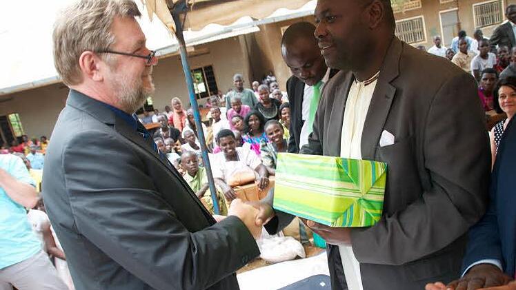 Horst Rehder übergab Geschenke. Foto: Reinmann