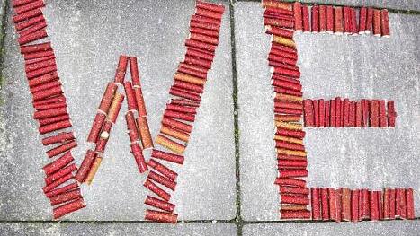 Filigran gelegt sind die einzelnen Buchstaben des Schriftzuges.