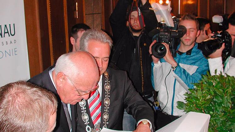 Eintrag ins Goldene Buch der Stadt Foto: Ralf Ruppert/Archiv Saale-Zeitung