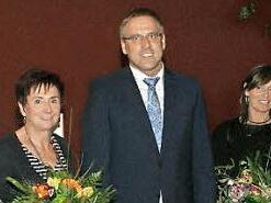 Günther Brandt und Wolfgang Müller wurden in Rauhenebrach in den Ruhestand verabschiedet (von links): Brandt mit Gattin Doris, Bürgermeister Bäuerlein, Hanne und Wolfgang Müller. Foto: S. Weinbeer