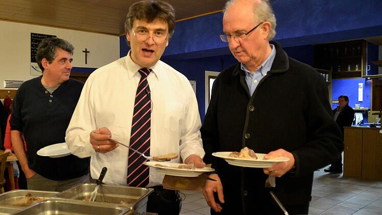 DSC 2186 - Der Würzburger Professor Kilian Moritz (rechts) stammt aus Gefäll und hatte die Idee zur Gründung des Vereins. Hier bedient er sich mit Hans-Werner Bunz von Slow Food von der Schlachtschüssel. Foto: Kathrin Kupka-Hahn