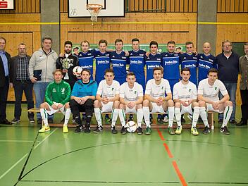 Der FC Mitwitz (blaue Trikots) ist nach dem Sieg über den SV Friesen (vorne) neuer Kronacher Hallenmeister. Mit im Bild (stehend von links) Landrat Klaus Löffler, Kreisspielleiter Egon Grünbeck, der Mitwitzer Abteilungsleiter Harald Weißbrodt, Spielgruppenleiter Georg Skliwa und Christian Höfner von der Gampertbräu. Fotos: Heinrich Weiß