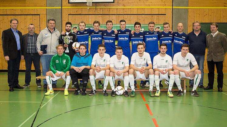 Der FC Mitwitz (blaue Trikots) ist nach dem Sieg über den SV Friesen (vorne) neuer Kronacher Hallenmeister. Mit im Bild (stehend von links) Landrat Klaus Löffler, Kreisspielleiter Egon Grünbeck, der Mitwitzer Abteilungsleiter Harald Weißbrodt, Spielgruppenleiter Georg Skliwa und Christian Höfner von der Gampertbräu. Fotos: Heinrich Weiß