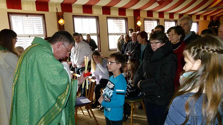 Nach der Eucharistiefeier spendet der Pfarrer jedem Einzelnen den Blasiussegen. Foto: Marion Krüger-Hundrup