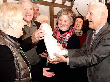 Vorjahrespreisträgerin Lydia Link (l.) übergab die Statue an Bärbel Gundermann und Dieter Lohmaier (r.). Foto: Richard Sänger