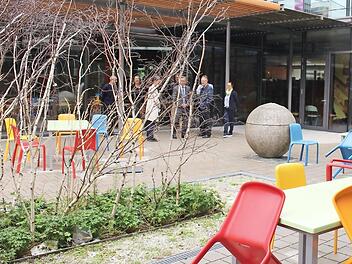 Frische Farben, andere Materialien: Bei der Besichtigung zeigte man sich zufrieden mit der Sanierung der Höfe der Realschule. Foto: Evi Seeger