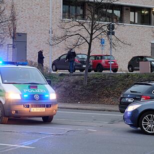 Lebensgefährlich verletzt : Unbekannter prügelt auf offener Straße auf Frau in Nürnberg ein