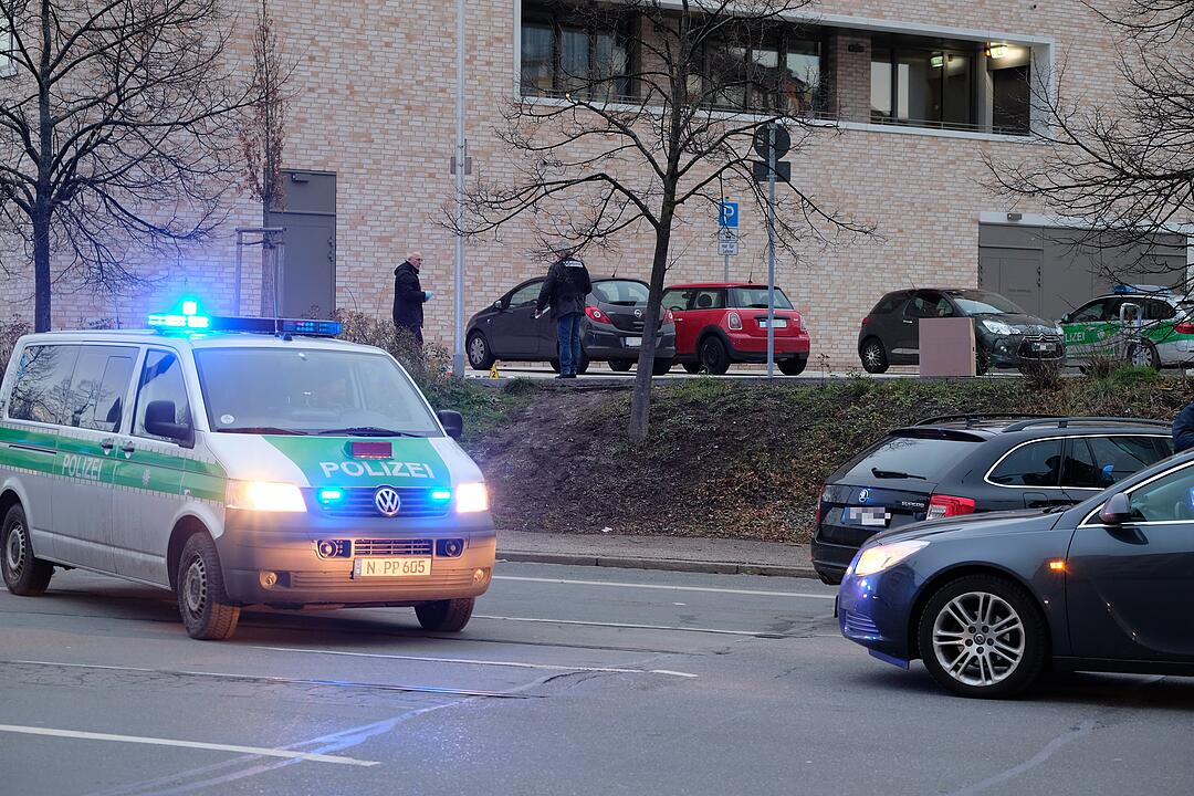 Lebensgefährlich verletzt : Unbekannter prügelt auf offener Straße auf Frau in Nürnberg ein