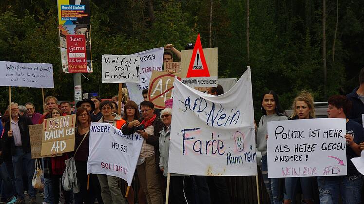 Am Montagabend (27. August) demonstrierten in Weißenbrunn rund 120 Menschen gegen die Gründung eines AfD-Ortsverbandes Kronach Stadt und  Land. Foto: Marco Meißner
