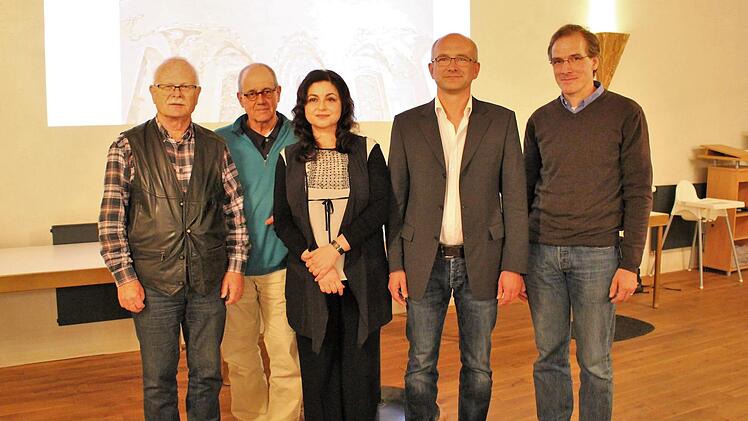 Christian Plätzer (Zweiter von rechts) und Irina Gerschmann (Mitte) werden als Vorsitzende den Verein leiten. Gewählt wurde auch Kassenprüfer Joachim von Kaehne (rechts), sowie die Beisitzer Peter Friedmann und Christof Eberstadt (von links).    Foto: Evi Seeger
