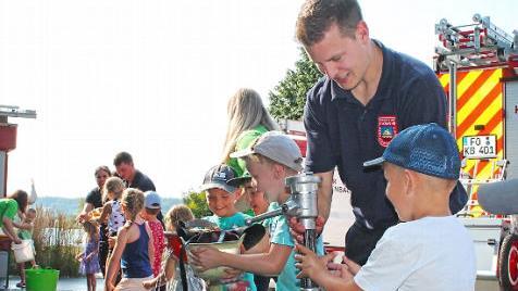 Viel Spa&szlig; machte das Wassertransportspiel, bei dem unterschiedliche Gegenst&auml;nde verwendet werden mussten.  Foto: Feuerwehr/sm&uuml;