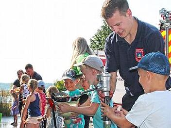 Viel Spa&szlig; machte das Wassertransportspiel, bei dem unterschiedliche Gegenst&auml;nde verwendet werden mussten.  Foto: Feuerwehr/sm&uuml;