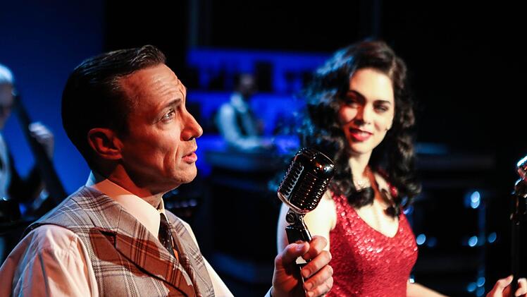 Die Frank-Sinatra-Revue "Fly me to the Moon" feierte Premiere in der Coburger Reithalle. - Szene mit MArina PEchmann sowie Dirk Mestmacher als Sinatra.Foto: Henning Roschenbusch