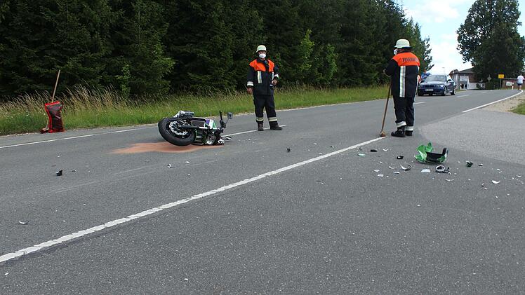 Autofahrer übersieht Biker beim Abbiegen