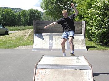 Der Skaterplatz am Fuchsstädter Biotop braucht nach Ansicht seiner Nutzer eine dringende Erneuerung. Die Wünsche der Community wurden vorgestellt, der Bauhof könnte nach einer Ortsbesichtigung des Gemeinderats ans Werk gehen.