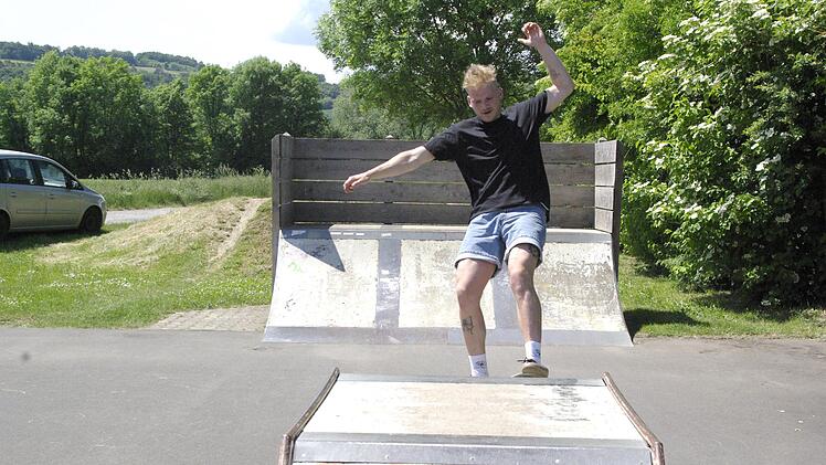 Der Skaterplatz am Fuchsstädter Biotop braucht nach Ansicht seiner Nutzer eine dringende Erneuerung. Die Wünsche der Community wurden vorgestellt, der Bauhof könnte nach einer Ortsbesichtigung des Gemeinderats ans Werk gehen.
