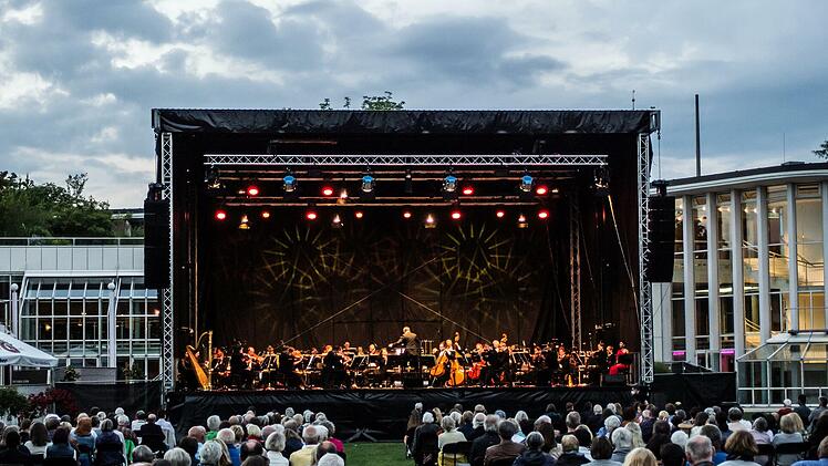 Reichlich Applaus gab es beim Klassik-Open-Air im Rosengarten f&uuml;r den fr&uuml;heren GMD Roland Kluttig, aber auch f&uuml;r seinen Nachfolger Daniel Carter und das Philharmonische Orchester, das erstmals wieder in fast kompletter Besetzung musizieren durfte.Foto: Jochen Berger