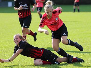 Dass es im Frauenfußball zur Sache geht, dokumentiert dieser Zweikampf aus der Bezirksliga mit Amelie Hagedorn (oben) von der SG Albertshausen/Nüdlingen sowie Lara Zwirlein vom TSV Ebenhausen. Foto: Sebastian Schmitt