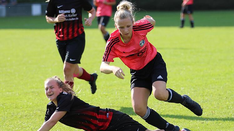 Dass es im Frauenfußball zur Sache geht, dokumentiert dieser Zweikampf aus der Bezirksliga mit Amelie Hagedorn (oben) von der SG Albertshausen/Nüdlingen sowie Lara Zwirlein vom TSV Ebenhausen. Foto: Sebastian Schmitt