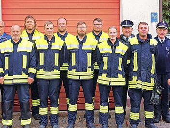 Die Gruppen der Feuerwehr Lahm freuen sich nach bestandener Leistungspr&uuml;fung mit den Schiedsrichtern und dem Feuerwehrreferenten der Stadt Lichtenfels.