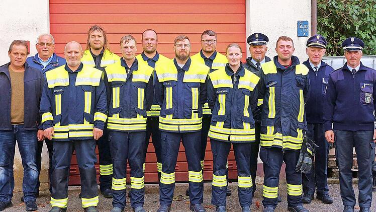 Die Gruppen der Feuerwehr Lahm freuen sich nach bestandener Leistungspr&uuml;fung mit den Schiedsrichtern und dem Feuerwehrreferenten der Stadt Lichtenfels.
