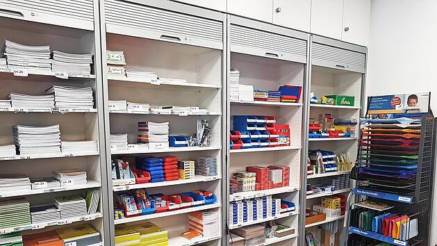 Der &bdquo;Gr&uuml;nstift&ldquo; soll es Einkommensschwachen erleichtern, die f&uuml;r die Schulbildung notwendigen Materialien anschaffen zu k&ouml;nnen.