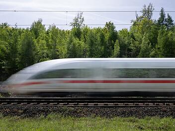 Trotz 282 km/h: Mann klammert sich in Ingolstadt außen an ICE und fährt bis nach Kinding