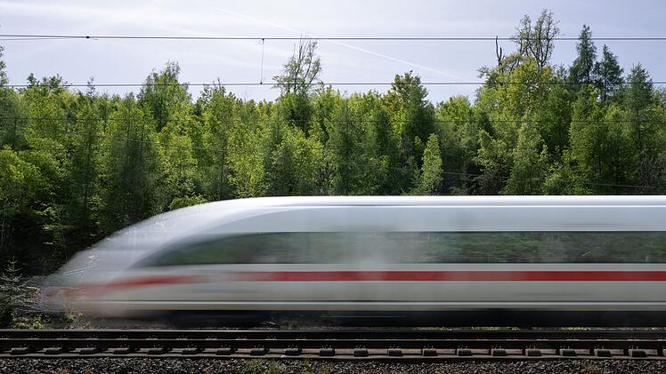 Trotz 282 km/h: Mann klammert sich in Ingolstadt außen an ICE und fährt bis nach Kinding