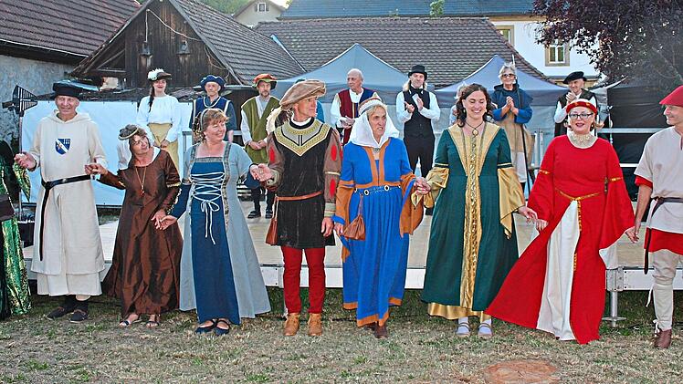 Die Barocktanzgruppe (vorne) &uuml;berbr&uuml;ckte in pr&auml;chtigen Kost&uuml;men die Pausen auch visuell. Die Schauspieler (dahinter) bekamen genauso lang anhaltenden Applaus. Thomas Weichert