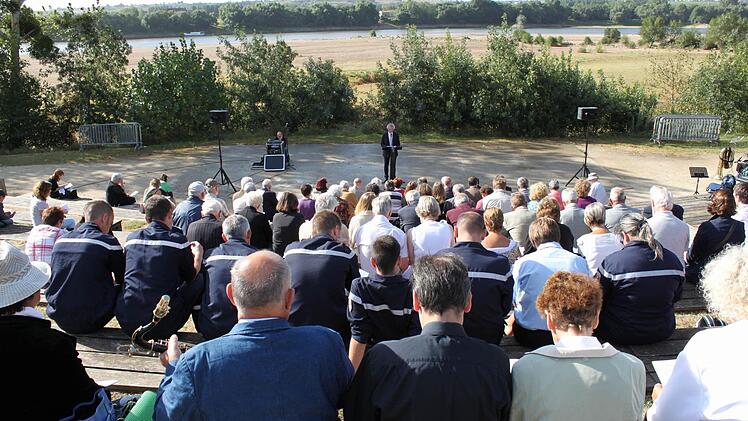 Festveranstaltung vor beeindruckender Kulisse im "Grünen Theater", direkt am Ufer der Loire.