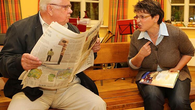 Tun nur so, als ob sie sich streiten: Fredi Nagengast und Maria Götz von der Eggerbachbühne.  Foto: Barbara Herbst