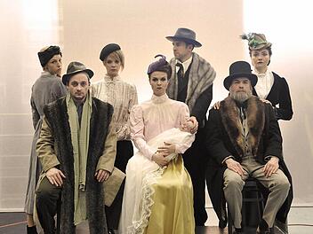 Das Darsteller-Septett für Hauptmanns "Einsame Menschen" am Landestheater Coburg. Das Familiendrama feiert am Pfingstsonntag (193.0 Uhr) Premiere.Foto: Andrea Kremper