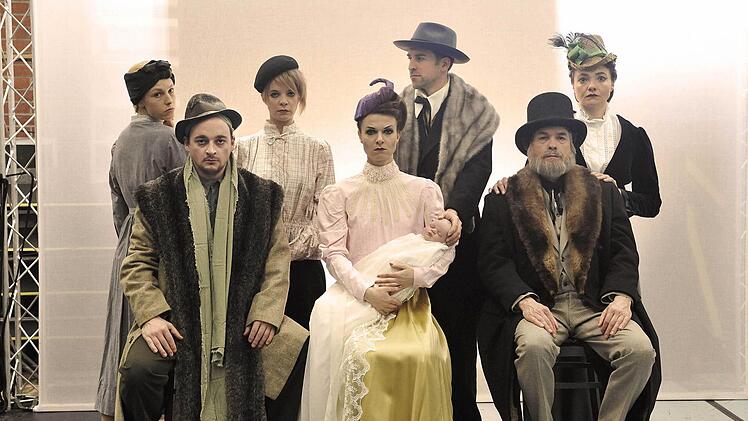 Das Darsteller-Septett für Hauptmanns "Einsame Menschen" am Landestheater Coburg. Das Familiendrama feiert am Pfingstsonntag (193.0 Uhr) Premiere.Foto: Andrea Kremper