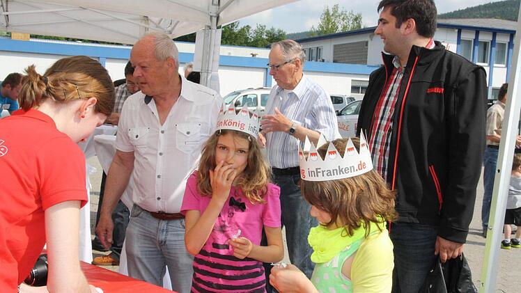 Die ersten Gäste sind da - und amüsieren sich bereits prächtig. Fotos: Matthias Beetz, Katrin Geyer