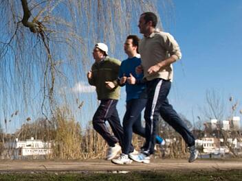 Joggen ist gesund - wenn man nicht gerade auf der Autobahn versumpft. Foto: Schierenbeck/dpa