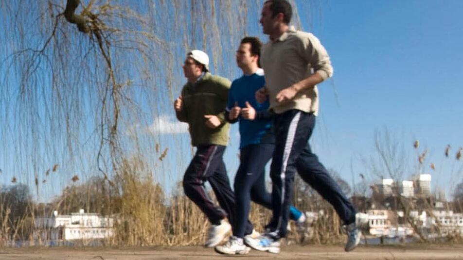 Joggen ist gesund - wenn man nicht gerade auf der Autobahn versumpft. Foto: Schierenbeck/dpa