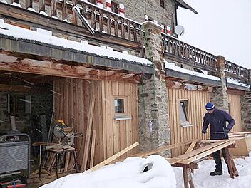 Maßarbeit bei Schneefall und Minustemperaturen. Ein Aggregat sorgte für den nötigen Strom auf der Baustelle des Hutschdorfer Zimmermanns Thomas Bock, der für den Alpenverein ein Winterlager in den Ötztaoler Alpen baute. Fotos: privat