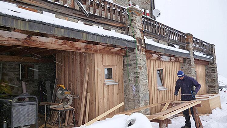 Maßarbeit bei Schneefall und Minustemperaturen. Ein Aggregat sorgte für den nötigen Strom auf der Baustelle des Hutschdorfer Zimmermanns Thomas Bock, der für den Alpenverein ein Winterlager in den Ötztaoler Alpen baute. Fotos: privat