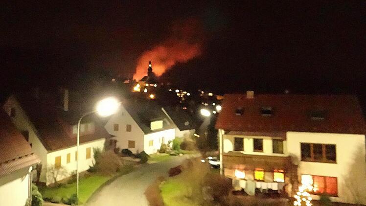 Der Feuerschein hinter der Kirche - aufgenommen in der Siedlung "Bühl".